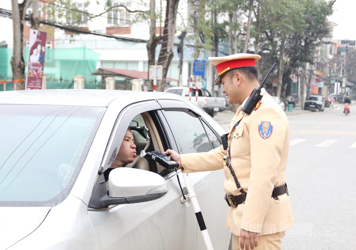 Lực lượng Cảnh sát giao thông, Công an tỉnh kiểm tra, xử lý vi phạm nồng độ cồn trong ngày nghỉ lễ.