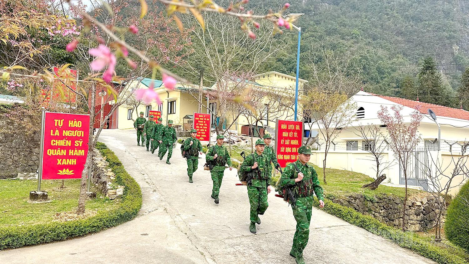 Cán bộ, chiến sỹ Đồn Biên phòng Phó Bảng tuần tra đảm bảo an ninh trật tự.