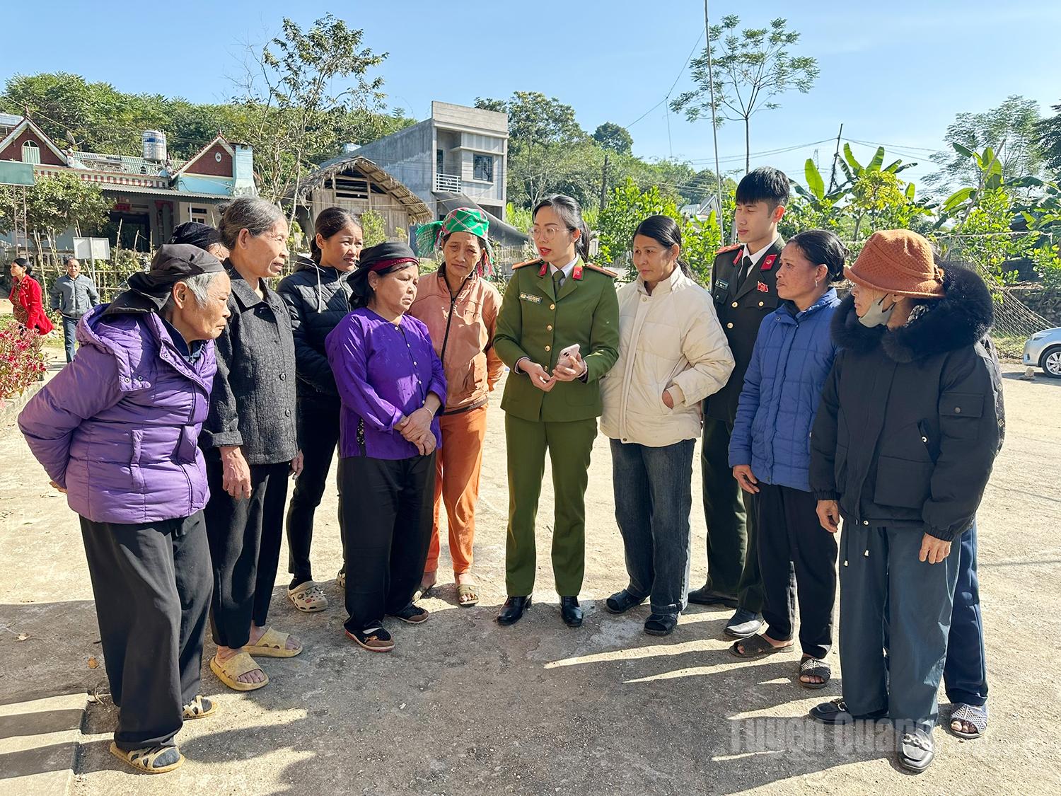 Công an xã Yên Nguyên tuyên truyền pháp luật cho người dân trong kỳ nghỉ lễ.