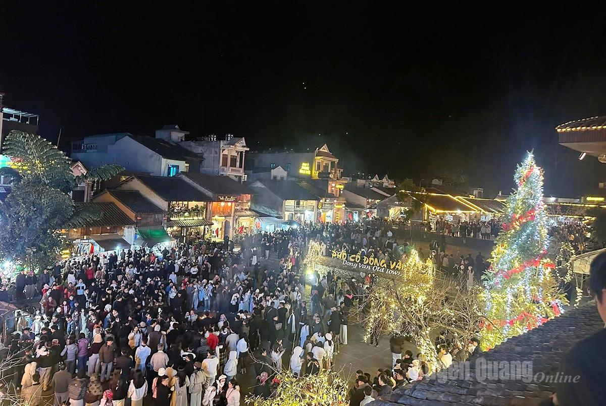 Đông đảo du khách đến tham quan khu phố cổ Đồng Văn, xã Đồng Văn.