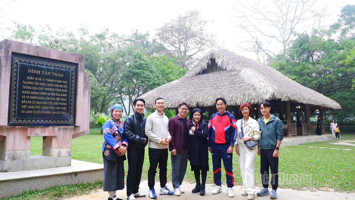 Đình Tân Trào, xã Tân Trào trong những ngày nghỉ lễ đón hàng nghìn lượt khách du lích đến tham quan.