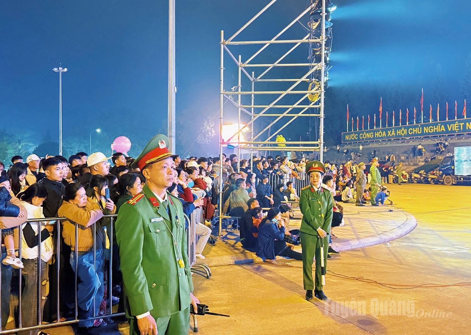 Police forces ensure safety at the program.