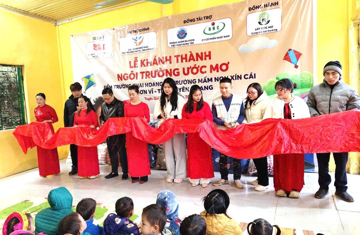  Các đại biểu thực hiện nghi thức cắt băng khánh thành điểm trường Khai Hoang 3.