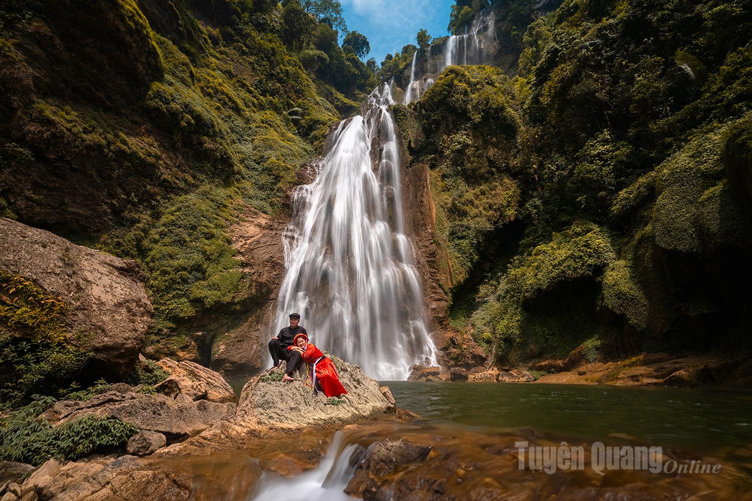 Nam Me Waterfall in Thuong Lam Commune draws numerous visitors for sightseeing and check-ins.