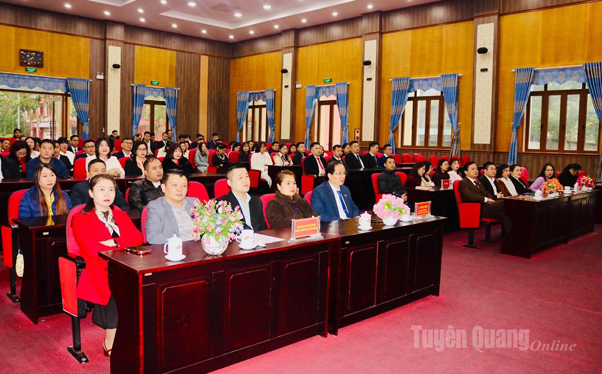 Các đại biểu dự khai giảng.