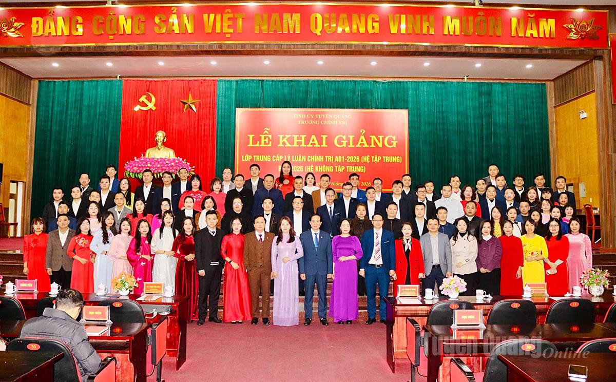 Lãnh đạo Trường Chính trị tỉnh cùng các học viên lớp Trung cấp Lý luận Chính trị B01-2026 (hệ không tập trung) tại lễ khai giảng.