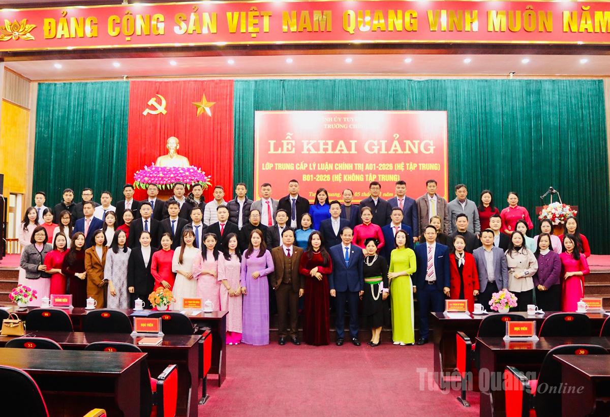 Lãnh đạo Trường Chính trị tỉnh cùng các học viên lớp Trung cấp Lý luận Chính trị A01-2026 (hệ tập trung) tại lễ khai giảng.
