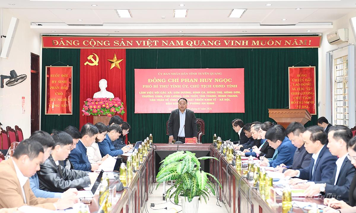 Đồng chí Chủ tịch UBND tỉnh Phan Huy Ngọc chủ trì buổi làm việc.
