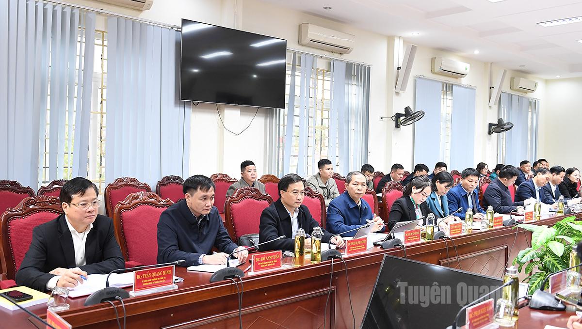 Đồng chí Trưởng Ban Tổ chức Tỉnh ủy Trần Quang Minh và các đại biểu dự buổi làm việc.