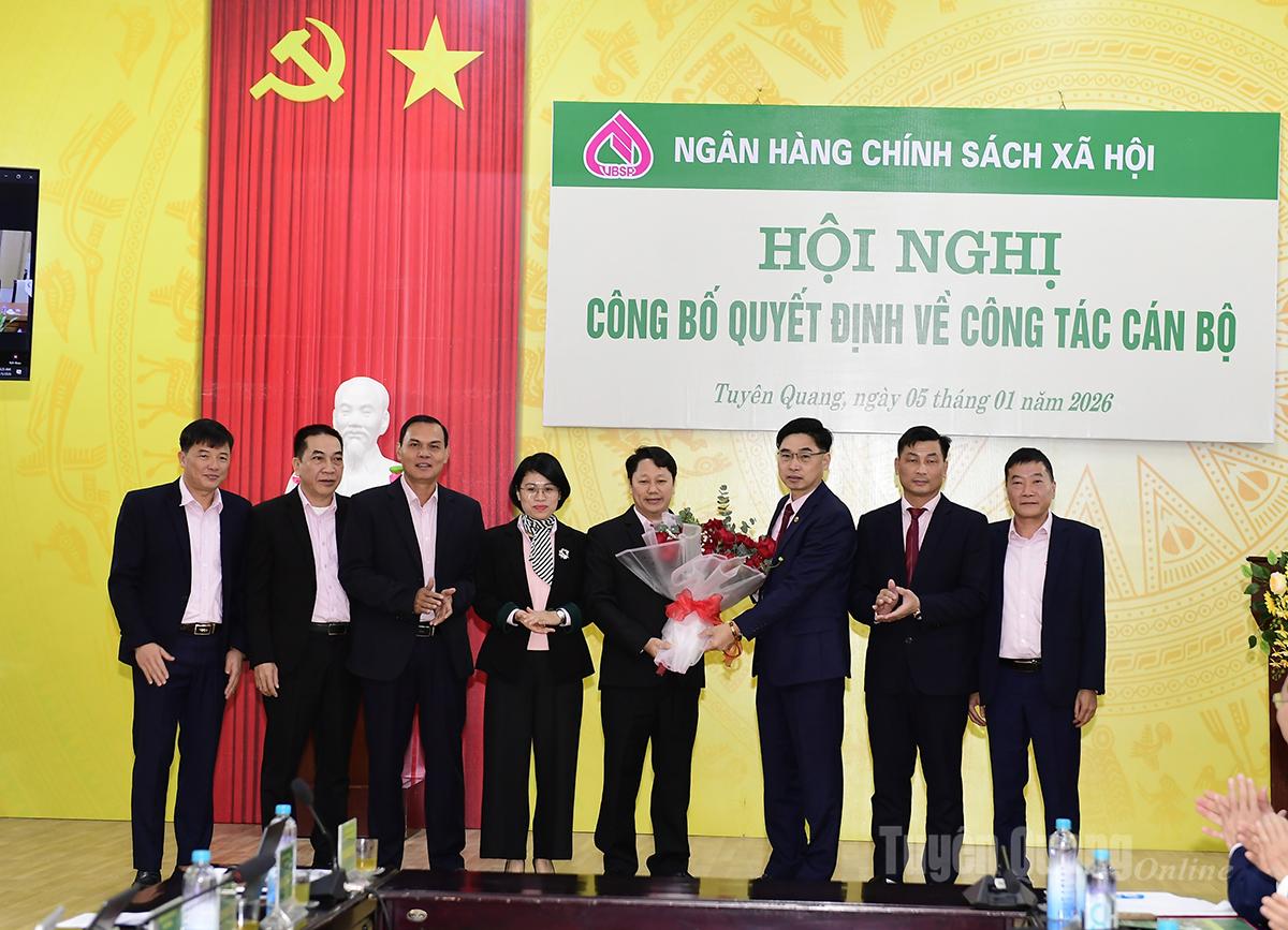 Tập thể Ban lãnh đạo Chi nhánh Ngân hàng Chính sách xã hội tỉnh tặng hoa chúc mừng đồng chí Vũ Văn Sơn.