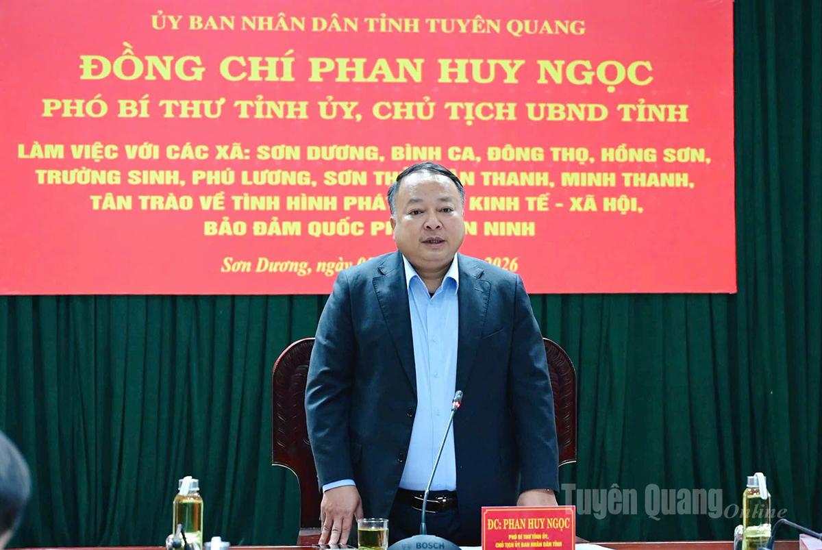 Chủ tịch UBND tỉnh Phan Huy Ngọc phát biểu kết luận buổi làm việc.