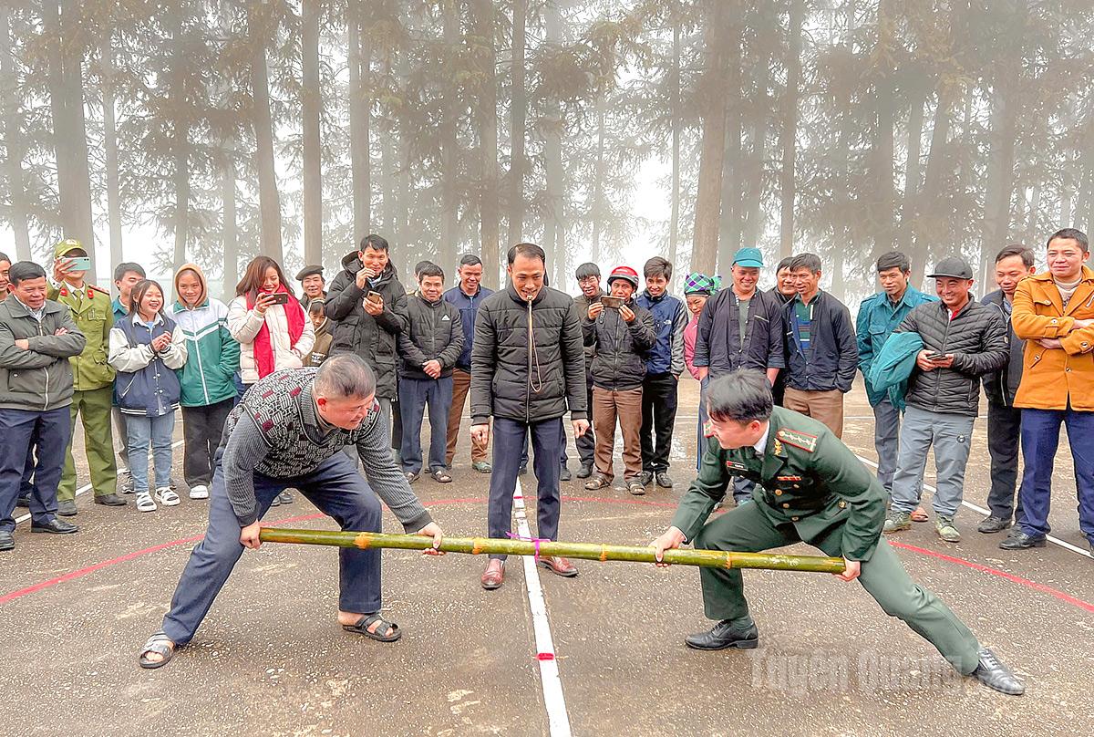 Cán bộ, chiến sĩ Đồn Biên phòng Thàng Tín cùng nhân dân xã Thàng Tín vui Ngày hội Biên phòng toàn dân.