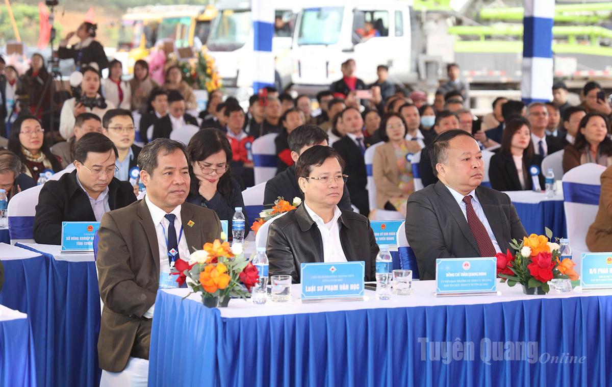 Các đại biểu dự Lễ khởi công.