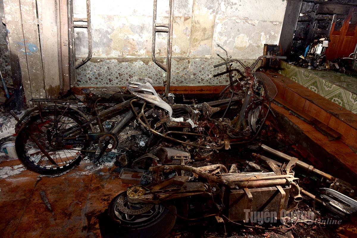 Vụ cháy gây thiệt hại về tài sản có 1 xe máy cũ, 2 xe đạp cũ, 1 xe đạp điện cũ.