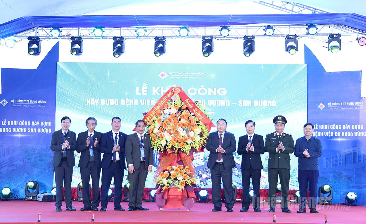 Đồng chí Phan Huy Ngọc, Phó Bí thư Tỉnh uỷ, Chủ tịch UBND tỉnh tặng hoa chúc mừng đơn vị.