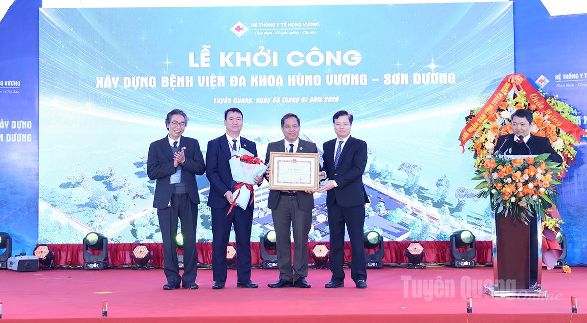 Đồng chí Trần Quang Minh, Uỷ viên Ban Thường vụ Tỉnh uỷ, Trưởng Ban Tổ chức Tỉnh uỷ trao Bằng khen của UBND tỉnh cho tập thể Hệ thống Y tế Hùng Vương.