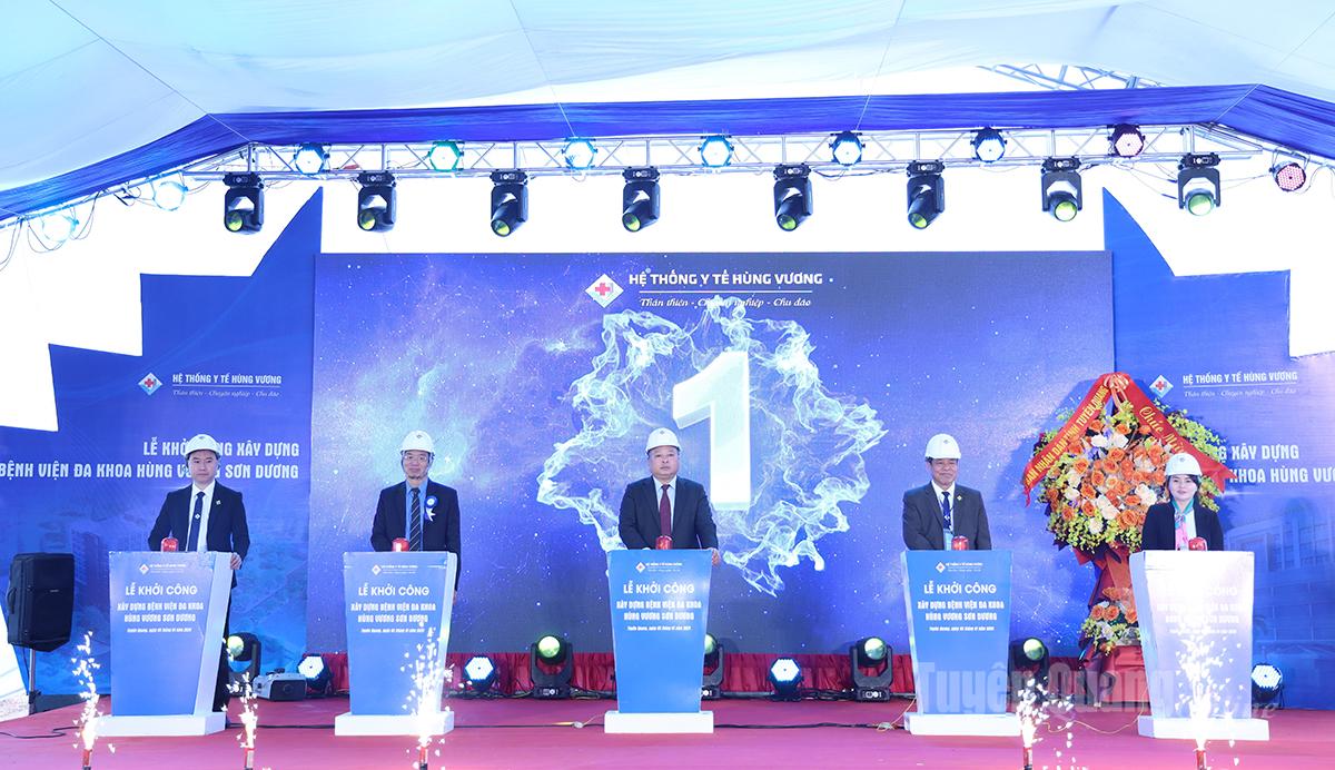 Các đại biểu bấm nút tại Lễ khởi công.