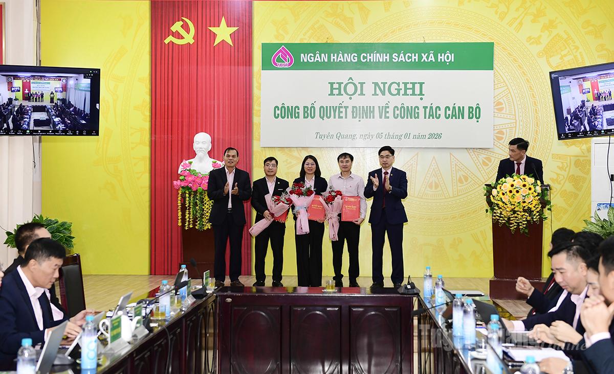 Lãnh đạo Chi nhánh Ngân hàng Chính sách xã hội tỉnh tặng hoa chúc mừng các đồng chí được điều động, bổ nhiệm.