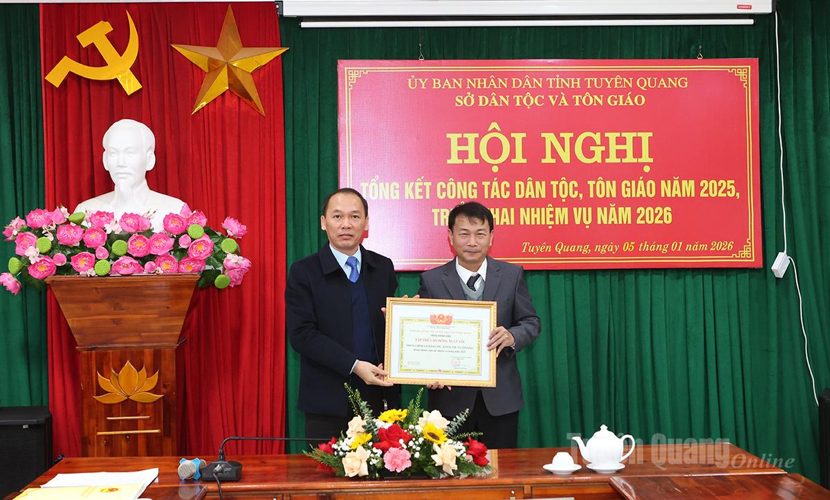 Đồng chí Nguyễn Văn Dưng, Ủy viên BCH Đảng bộ tỉnh, Giám đốc Sở Dân tộc và Tôn giáo tặng giấy khen cho tập thể lao động xuất sắc.