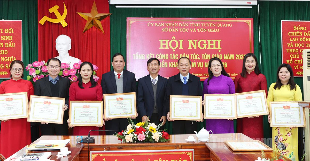 Lãnh đạo Sở Dân tộc và Tôn giáo tặng giấy khen danh hiệu chiến sỹ thi đua cơ sở cho các cá nhân.