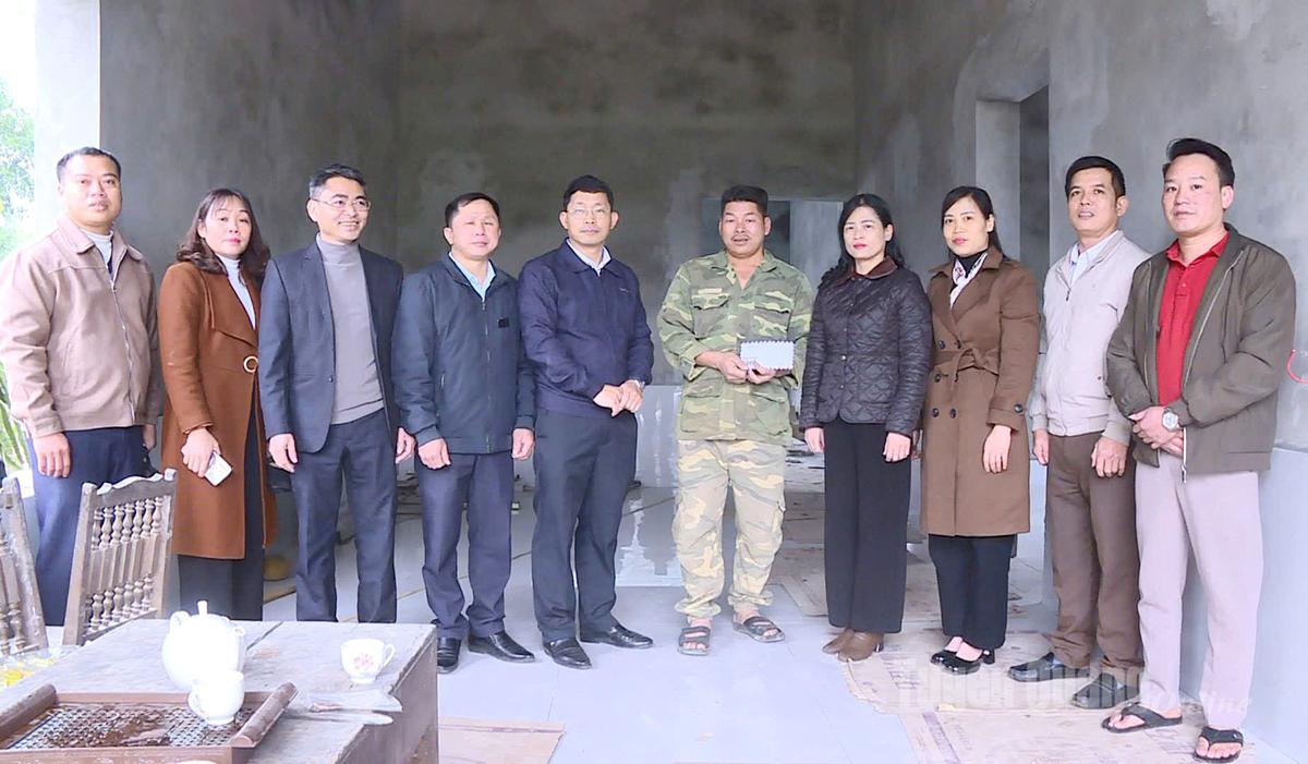 Lãnh đạo xã Yên Nguyên tỉnh Tuyên Quang trao tiền hỗ trợ làm nhà cho gia đình anh Vương Văn Thắng, thôn Hợp Long 2.