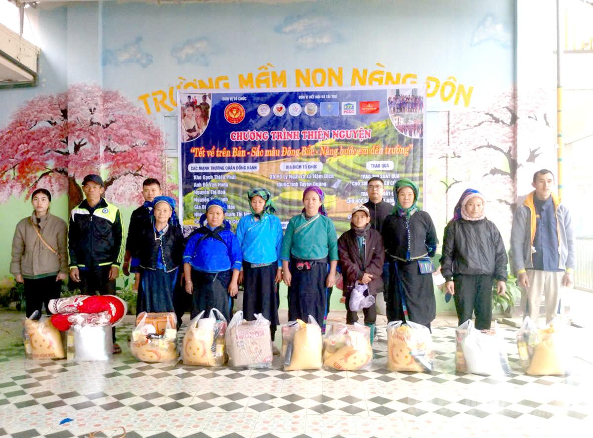 Trao tặng 200 suất quà gồm nhu yếu phẩm, chăm ấm cho các hộ gia đình thuộc diện hộ nghèo có hoàn cảnh đặc biệt khó khăn.