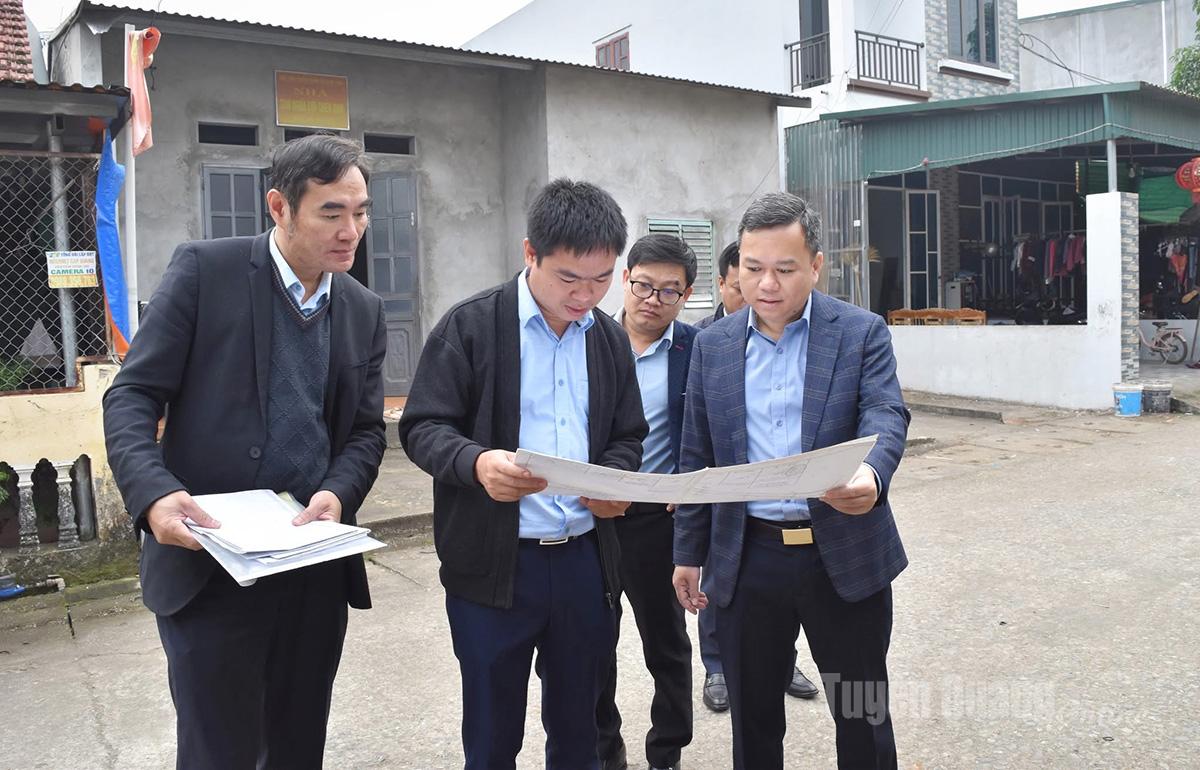 Đồng chí Đỗ Hùng Đức, Ủy viên BCH Đảng bộ tỉnh, Bí thư Đảng ủy phường Minh Xuân (Ngoài cùng bên phải) kiểm tra thực tế theo kiến nghị của Nhân dân.