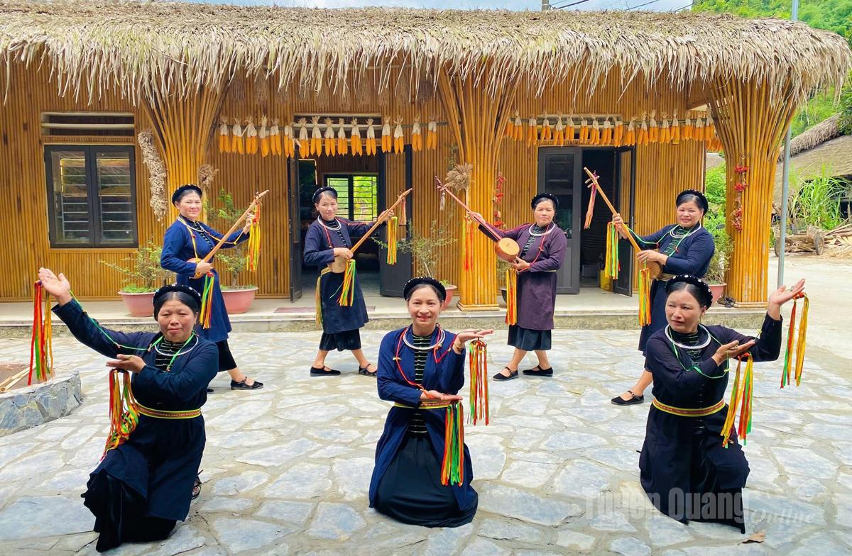 Người cao tuổi ở thôn Tha biểu diễn hát Then, đàn Tính góp phần gìn giữ văn hóa.