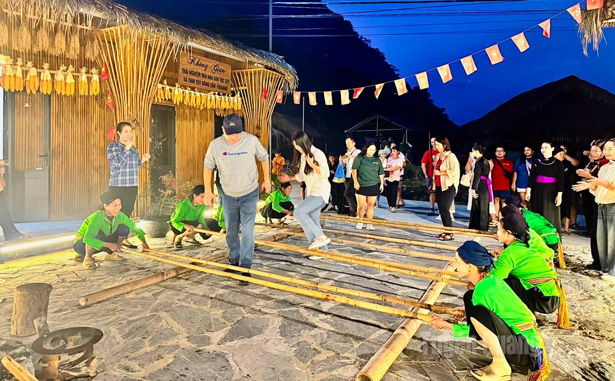 Du khách tham gia nhảy sạp tại không gian văn hóa dân tộc Tày, thôn Tha, phường Hà Giang 1.