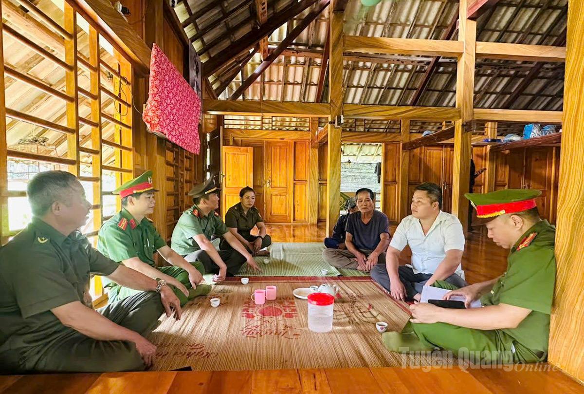 Công an xã Phú Linh và tổ an ninh trật tự cơ sở tuyên truyền vận động, nâng cao hiểu biết pháp luật cho người dân tại thôn Bản Tha, xã Phú Linh.