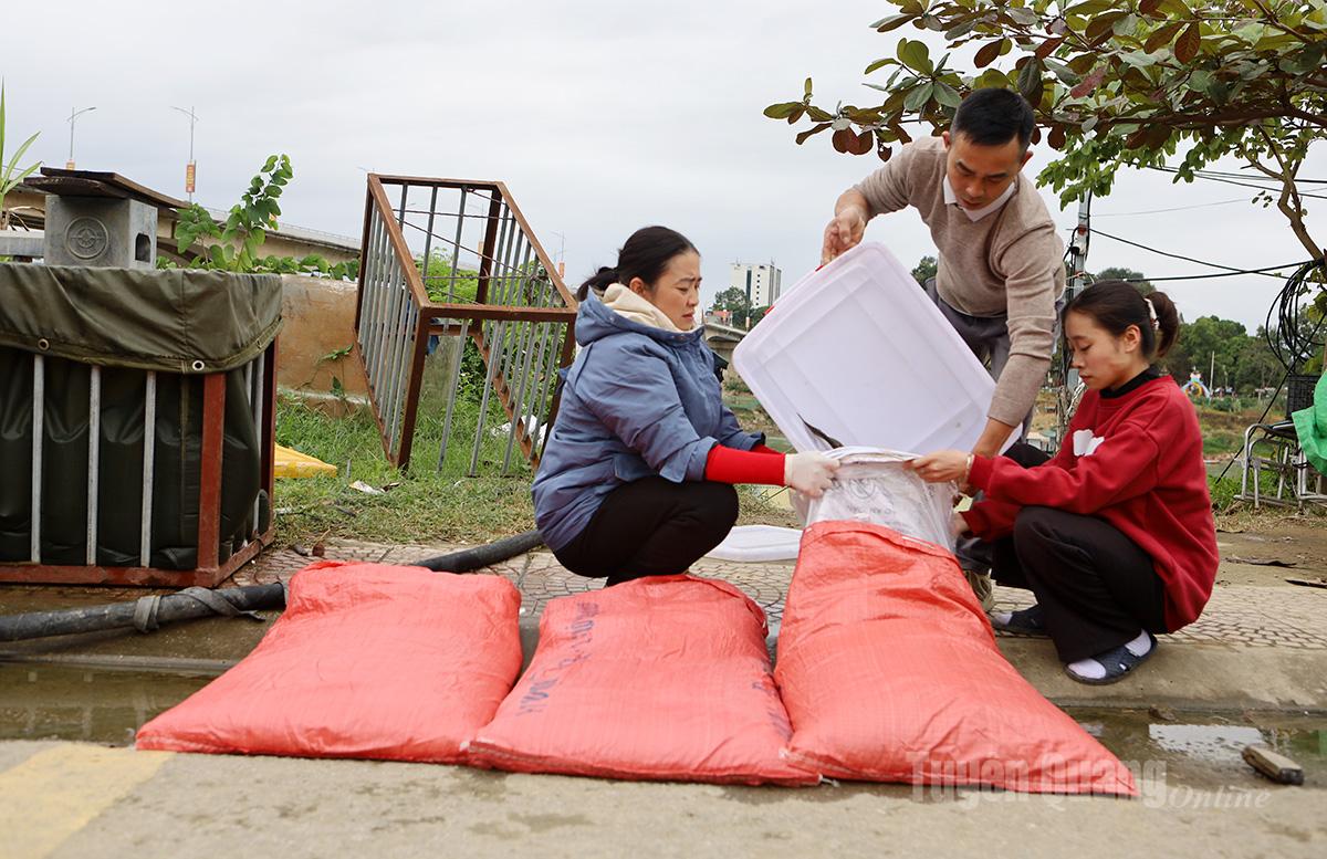 Chị Trần Thị Vui và mẻ cá đầu năm mới.