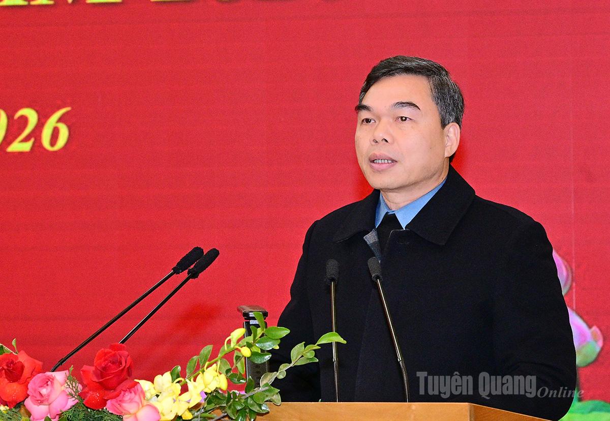 Đồng chí Ma Thế Hồng, Phó Bí thư Tỉnh ủy, Chủ tịch Ủy ban MTTQ tỉnh phát biểu tại hội nghị.