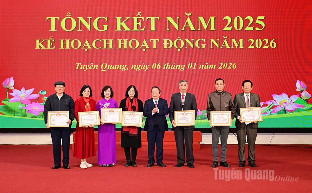 Chủ nhiệm Câu lạc bộ Tân Trào tặng Giấy khen cho các tập thể.