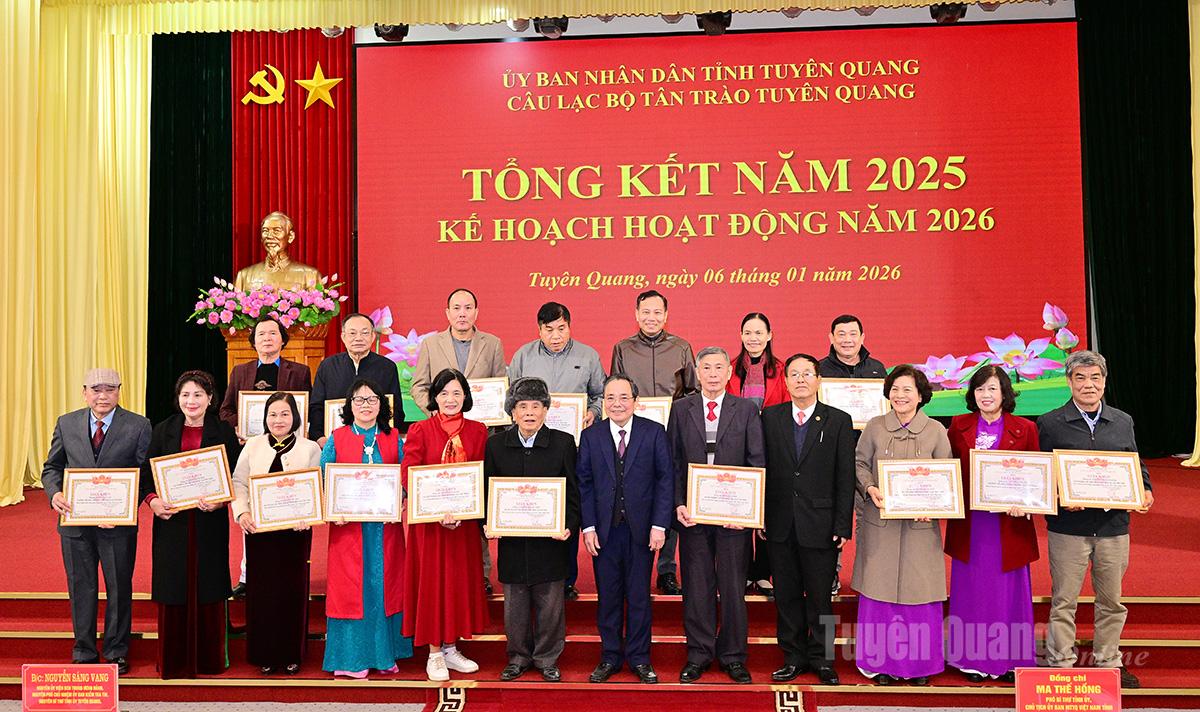 Chủ nhiệm CLB Tân Trào tặng Giấy khen cho các cá nhân.