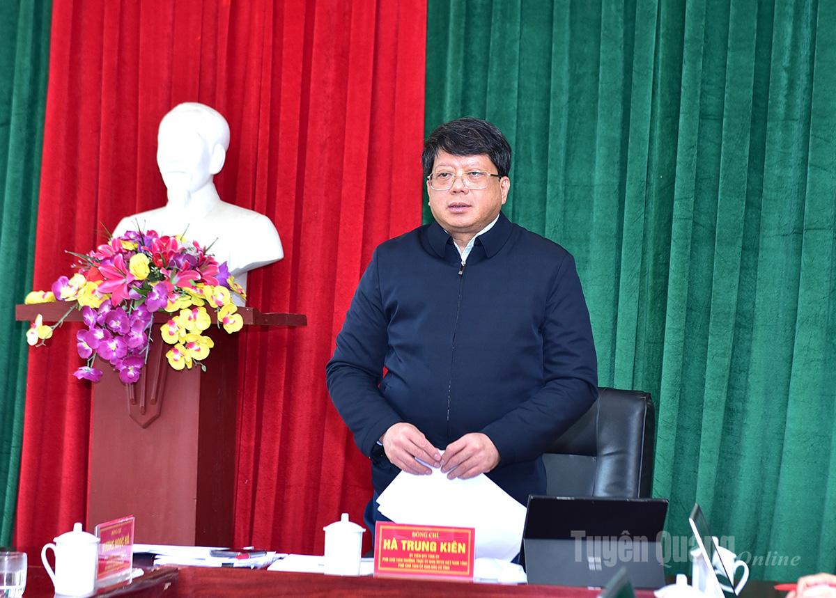 Đồng chí Hà Trung Kiên, Ủy viên Ban Thường vụ Tỉnh ủy, Phó Chủ tịch Thường trực Ủy ban MTTQ Việt Nam tỉnh, Phó Chủ tịch Ủy ban bầu cử tỉnh, Trưởng đoàn kiểm tra phát biểu kết luận buổi kiểm tra.