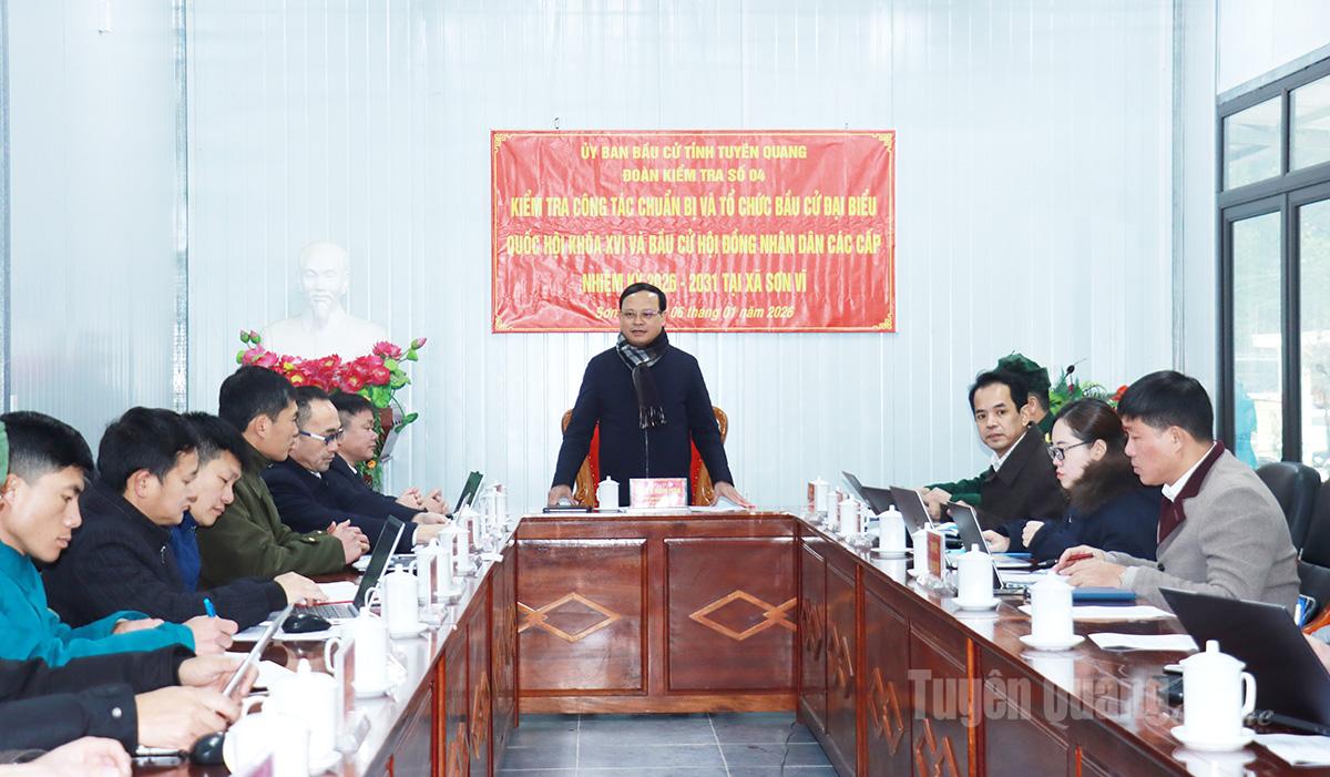 Đoàn kiểm tra số 4 kiểm tra công tác bầu cử tại xã Sơn Vĩ.