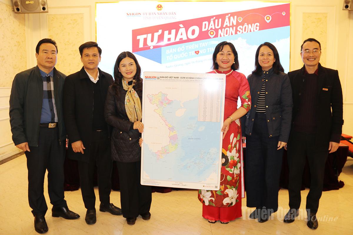 Lãnh đạo Báo Sài Gòn Giải Phóng trao tặng bản đồ hành chính cấp tỉnh cho lãnh đạo UBND tỉnh.