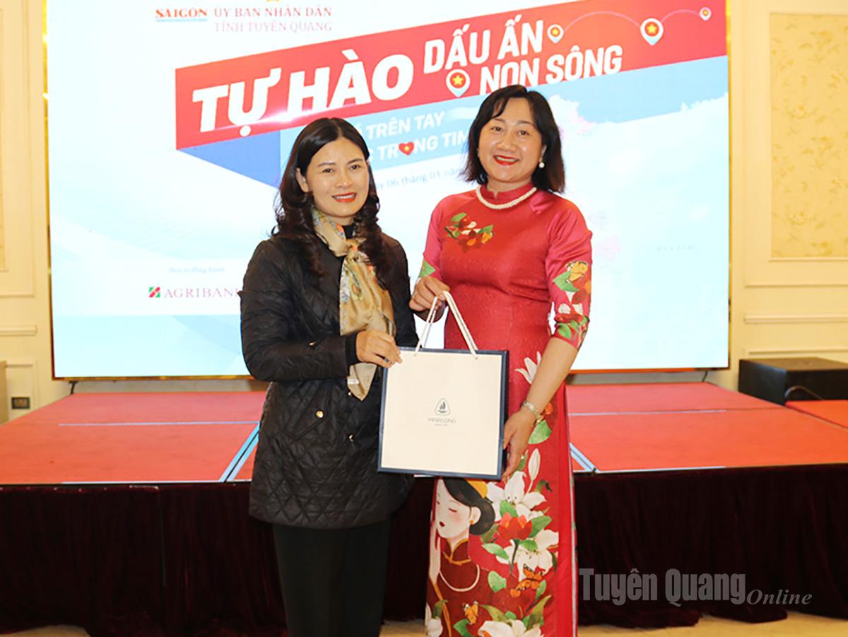 Lãnh đạo Báo Sài Gòn Giải Phóng trao tặng quà cho Phó Chủ tịch UBND tỉnh Vương Ngọc Hà.