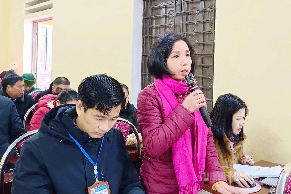 Cử tri xã Khâu Vai trình bày ý kiến tại hội nghị tiếp xúc cử tri.