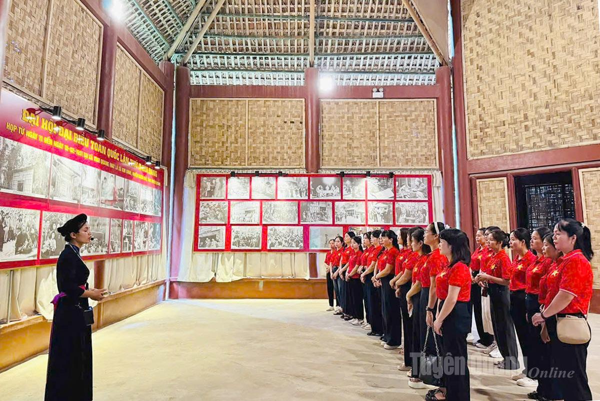 Du khách tham quan Khu di tích Quốc gia đặc biệt Kim Bình.