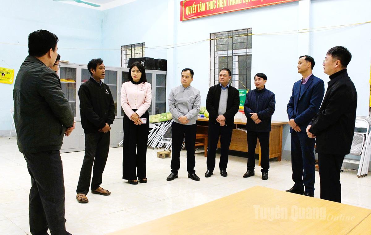 Đoàn kiểm tra số 3 kiểm tra cơ sở vật chất phục vụ công tác bầu cử tại xã Quang Bình.