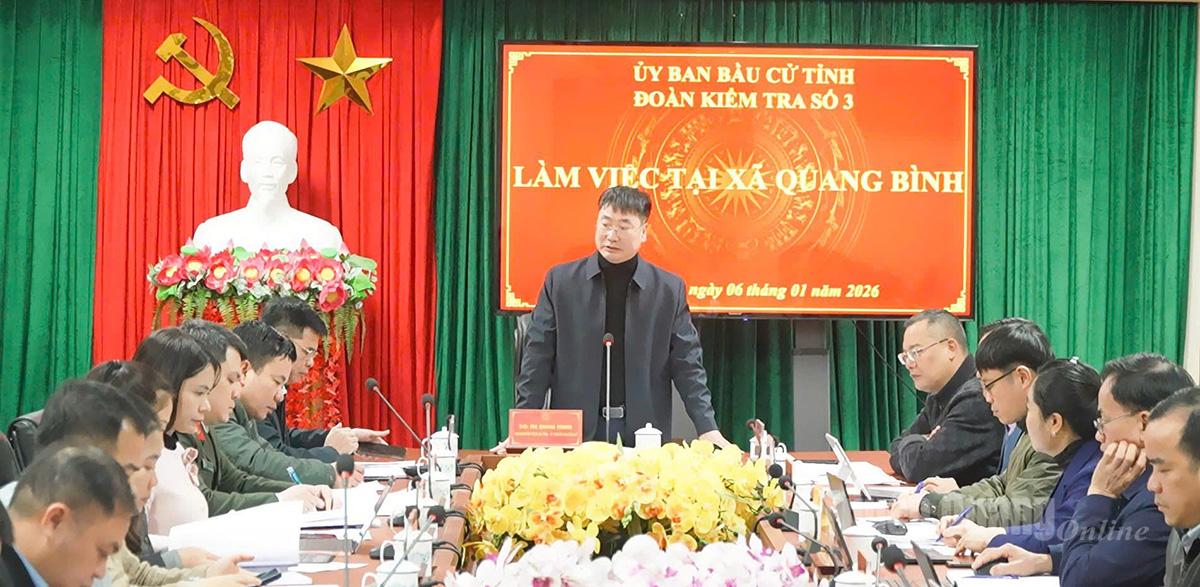 Trưởng Đoàn kiểm tra số 3 kiểm tra công tác bầu cử phát biểu tại buổi làm việc với xã Quang Bình.