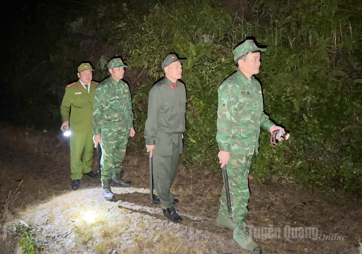 Cán bộ, chiến sĩ Đồn Biên phòng Sơn Vĩ phối hợp với Công an xã tuần tra, kiểm soát trên tuyến biên giới.