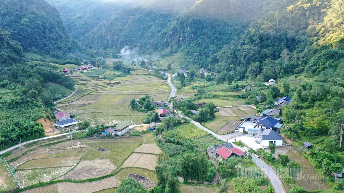 Một góc “làng youtube” 
Khau Cau với những ngôi nhà 
mới khang trang.