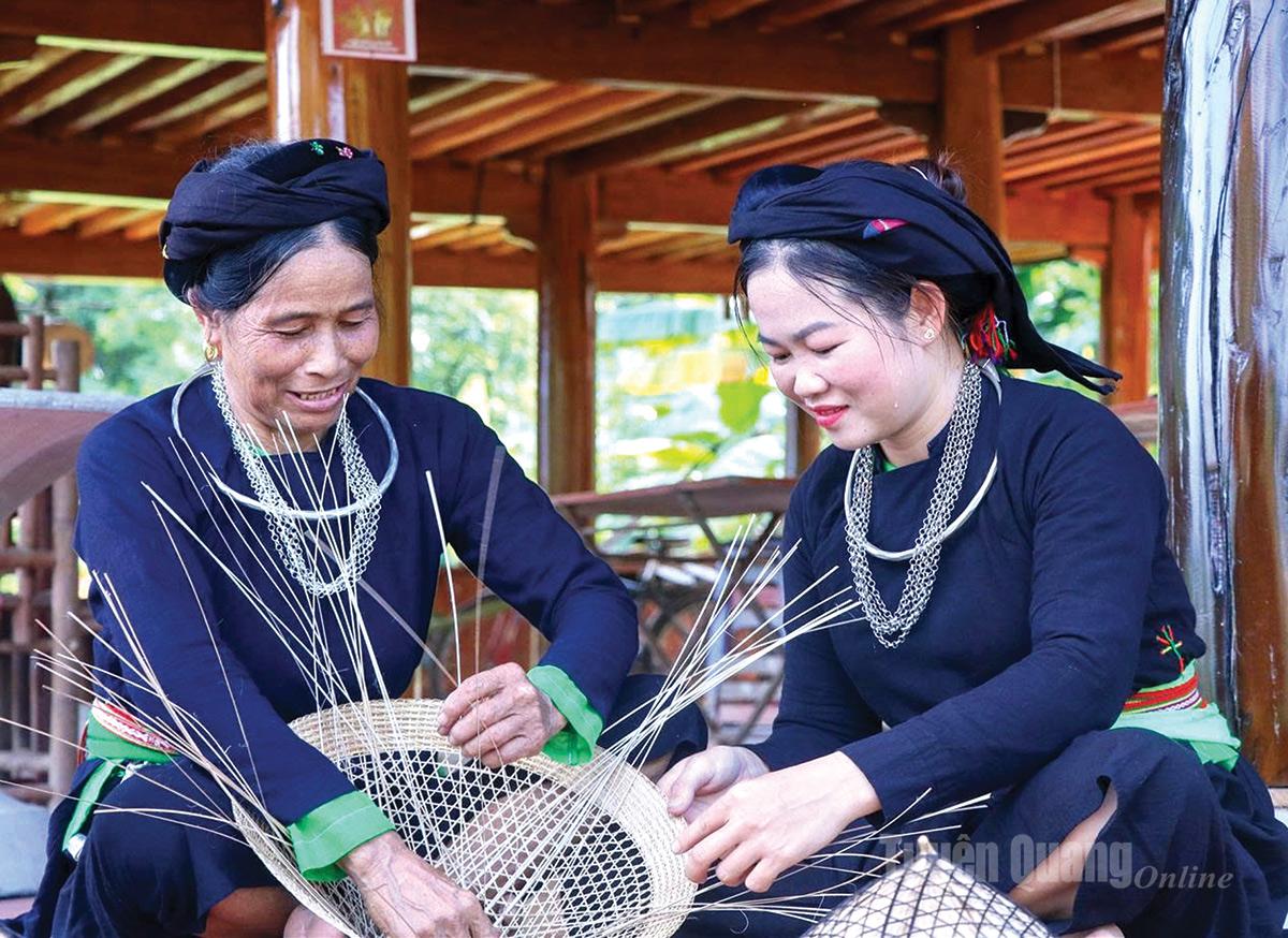 Nón lá hai mê của đồng bào dân tộc Tày, xã Xuân Giang 
được Bộ Văn hóa, Thể thao và Du lịch công nhận Di sản văn hóa phi vật thể Quốc gia.