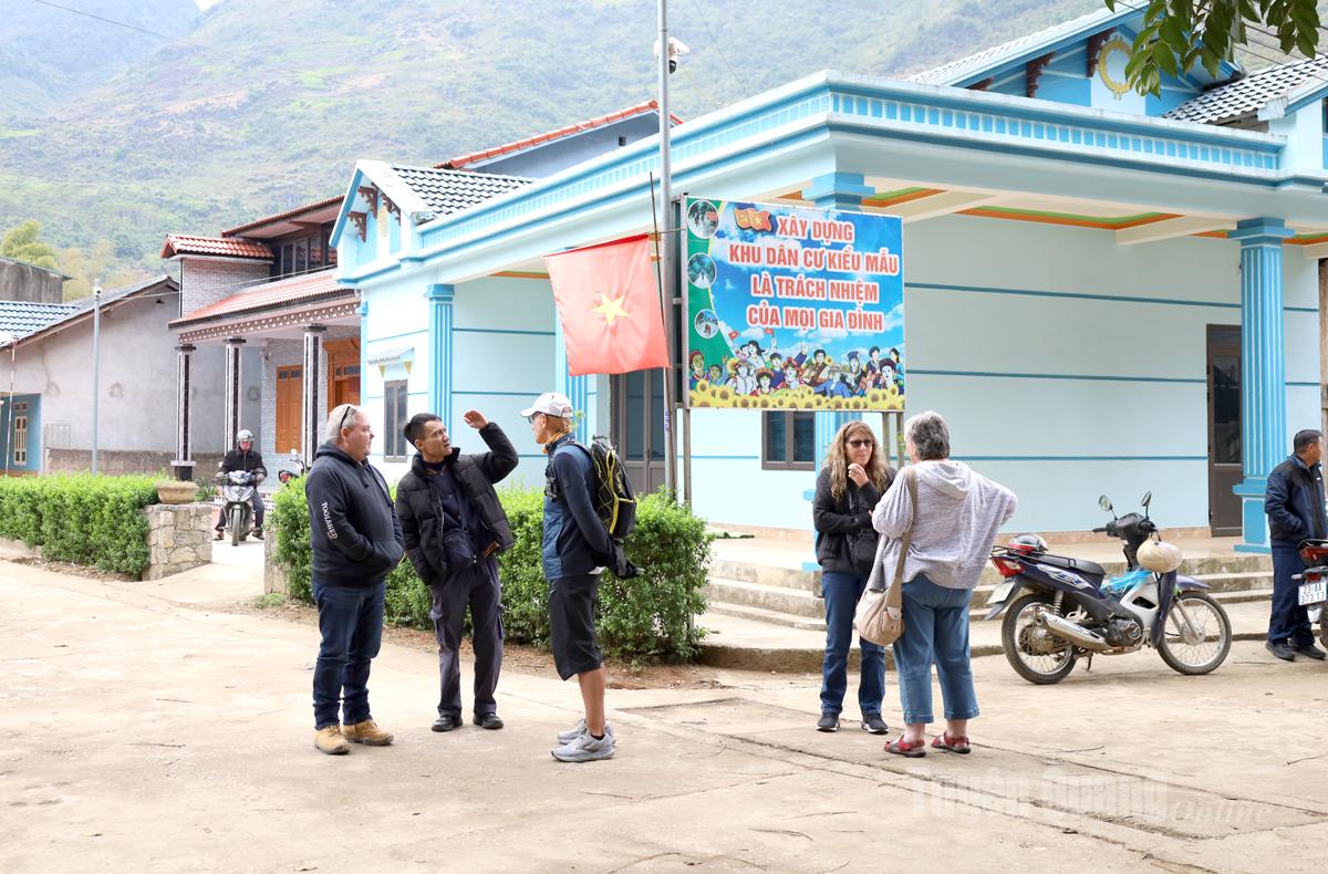 Du khách quốc tế tham quan, trải nghiệm tại khu dân cư kiểu mẫu xã Cán Tỷ, điểm nhấn trong phát triển du lịch cộng đồng.