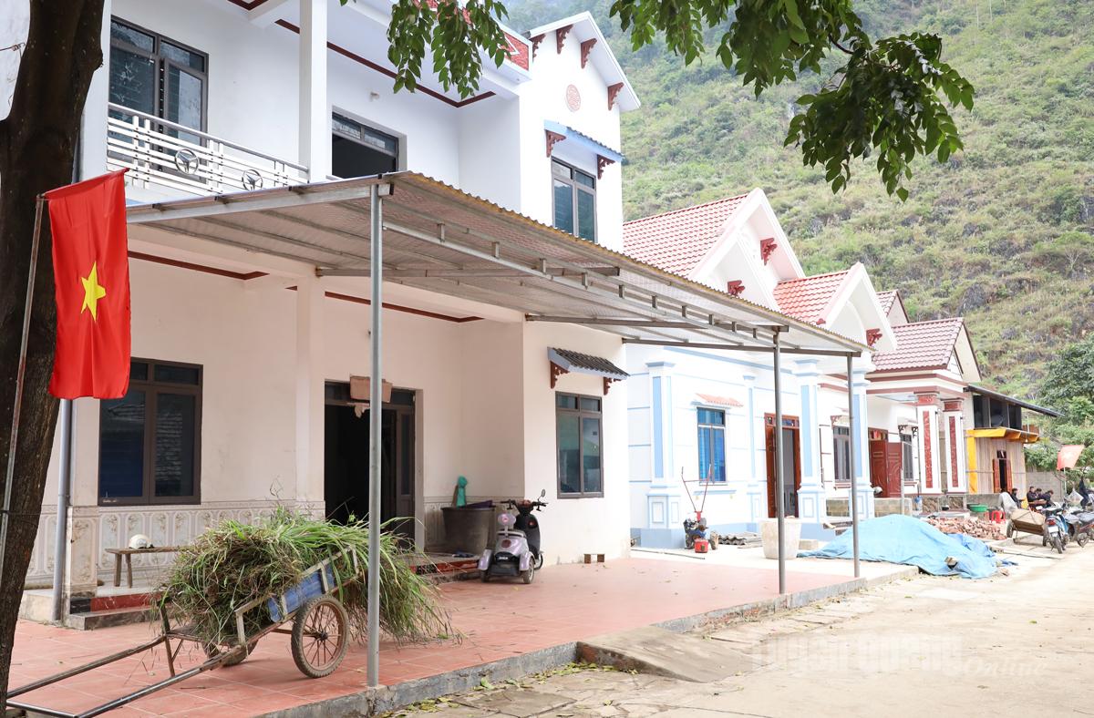 Những nếp nhà mới đang tiếp tục được xây dựng khang trang, liền kề, góp phần làm khởi sắc diện mạo khu dân cư.