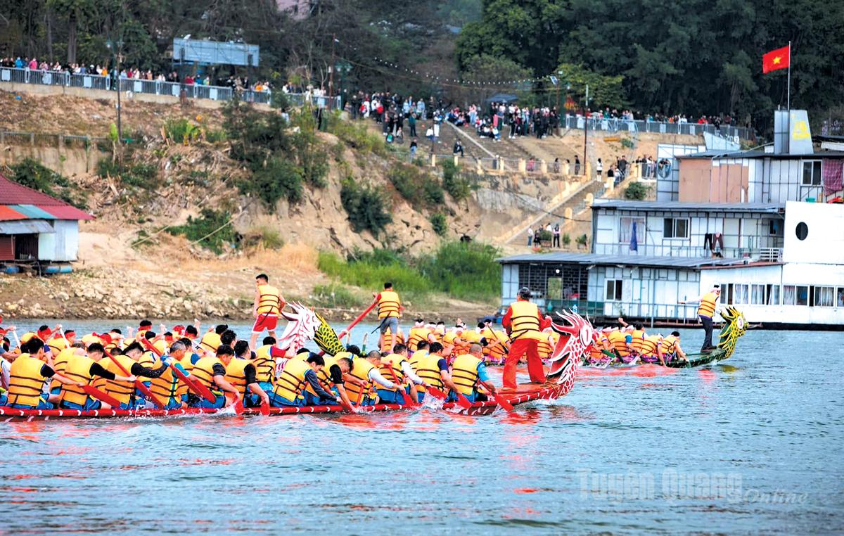 The boat racing festival on the Lo River (Minh Xuan Ward), held annually on the fourth day of the Lunar New Year, attracts large crowds of locals and tourists.