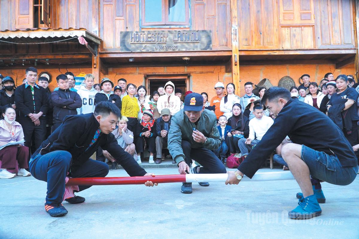 Thi đẩy gậy, môn thể thao dân tộc thể hiện sức mạnh, sự khéo léo và tinh thần thượng võ của đồng bào vùng cao.