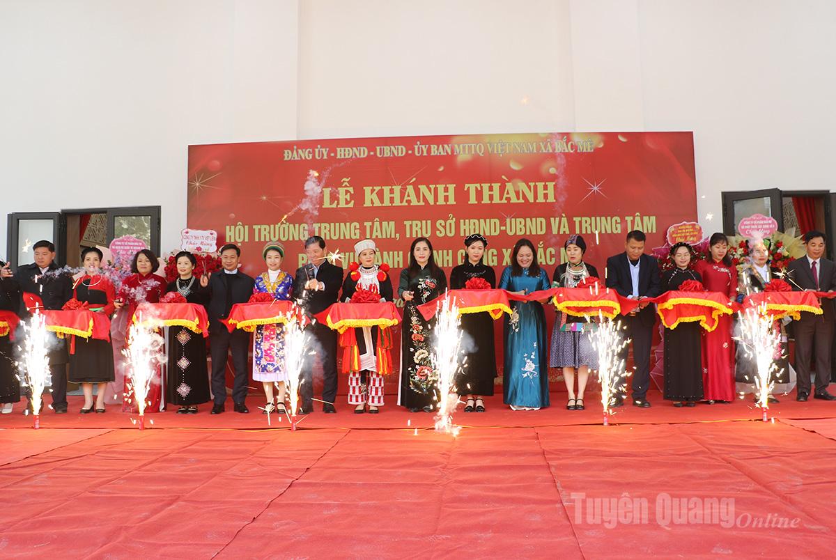 Các đại biểu cắt băng khánh thành các công trình.